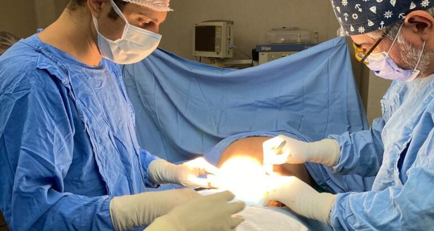 Foto en quirofano con equipo medico altamente calificado