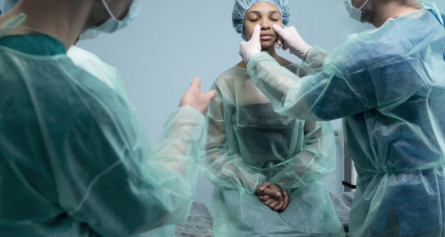 doctor-revisando-nariz-paciente-para-rinoplastia